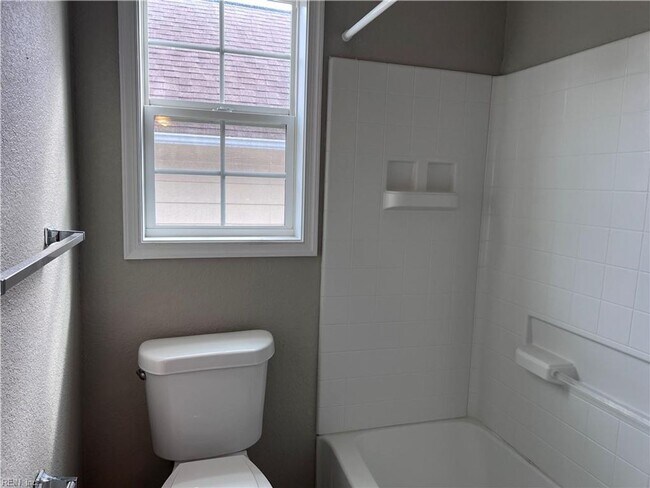 Building Photo - 1315 W 27th St