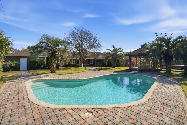 Building Photo - Mayfair Home For Lease with Backyard Oasis!