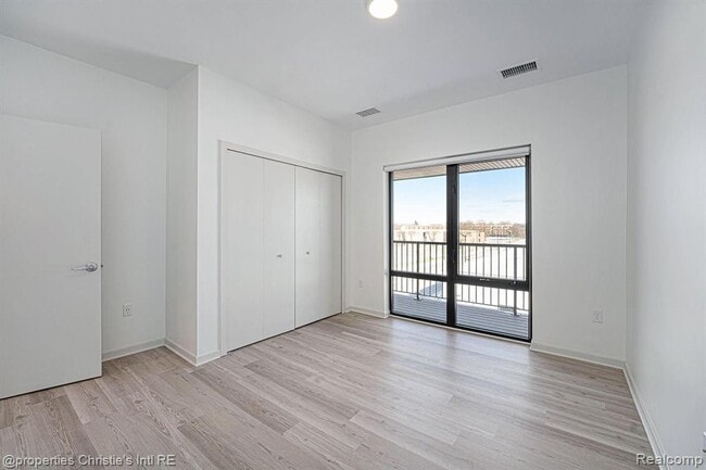 Building Photo - 7410 Kercheval Ave