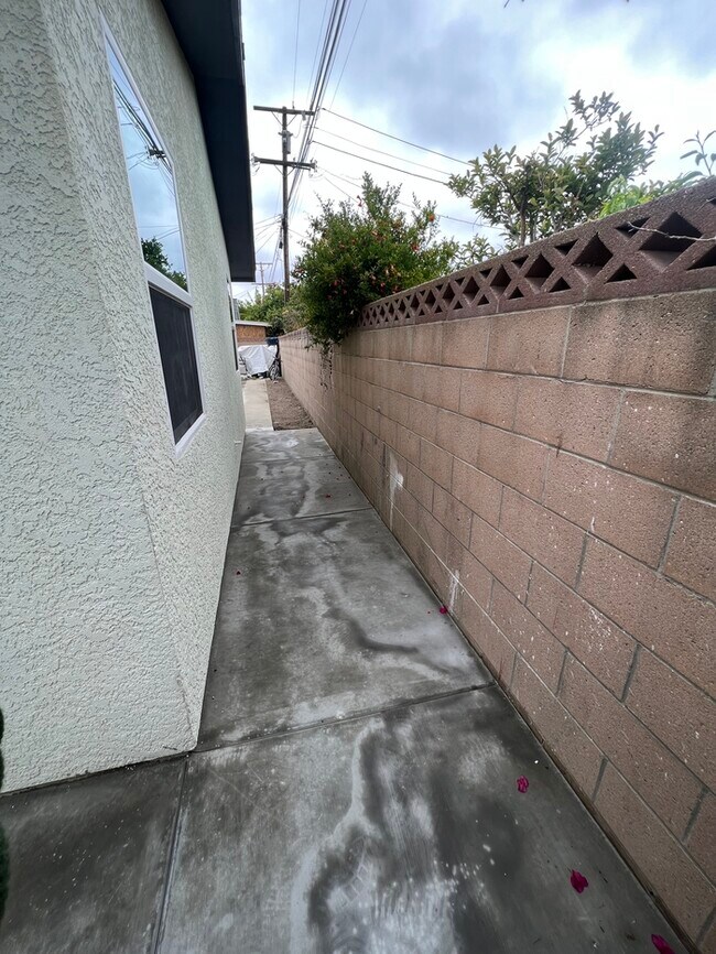 Building Photo - Brand new constructed! Triplex, 2 bedroom 1 bath