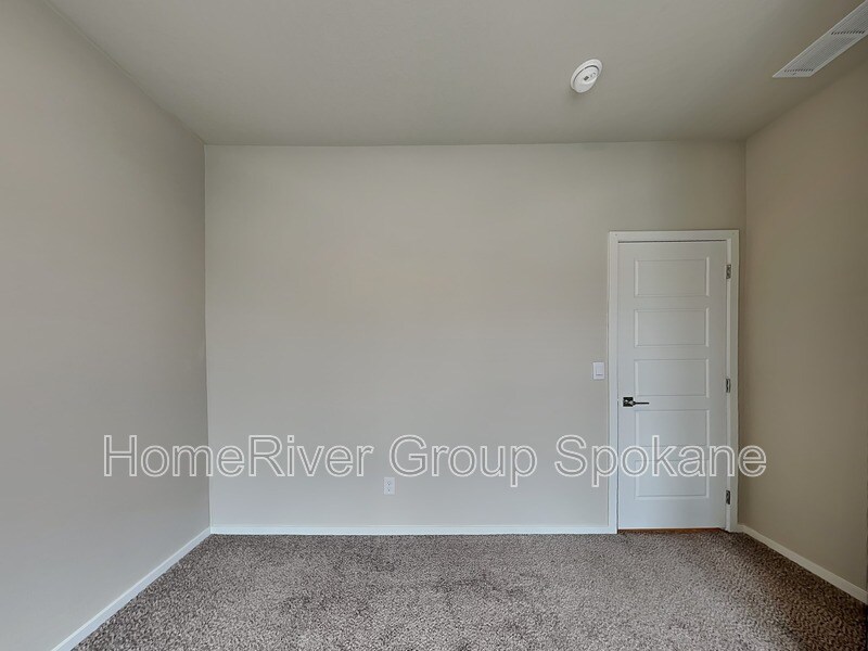 Building Photo - 5820 W Yorktown Ln