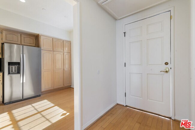 Building Photo - 2025 S Beverly Glen Blvd