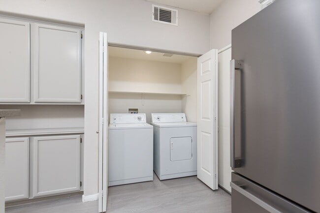 Building Photo - NW townhome with 2 car garage in gated community.