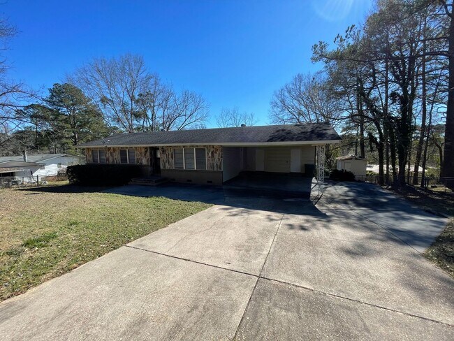 Building Photo - Ozark - Walk Out Basement with Extra Livin...