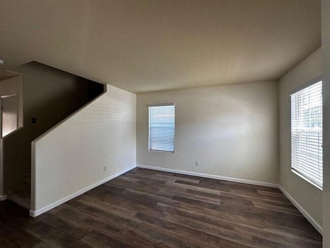 Building Photo - Nestled in a Quiet Community Of Palmdale