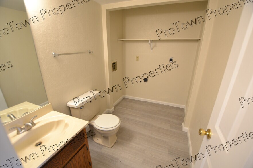 Building Photo - 654 Meadowood Ln