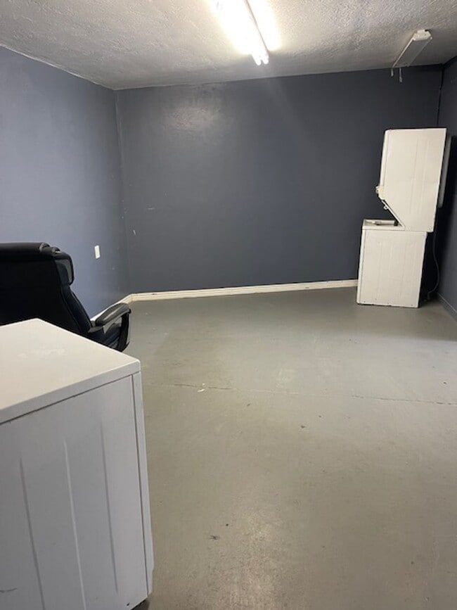 Building Photo - Mixed Use Unit