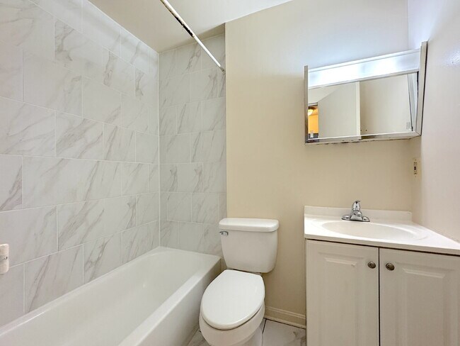 Building Photo - Charming & Spacious Two Bedroom One bathroom Unit