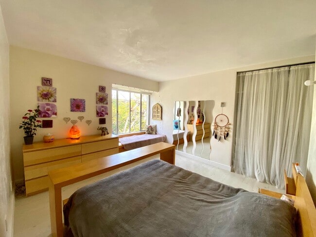 Building Photo - 5625 N Sumner Wy