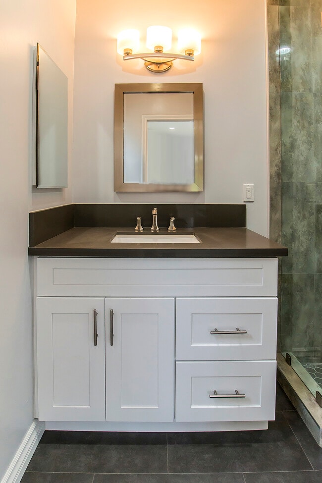 Building Photo - 621 N Bedford Dr