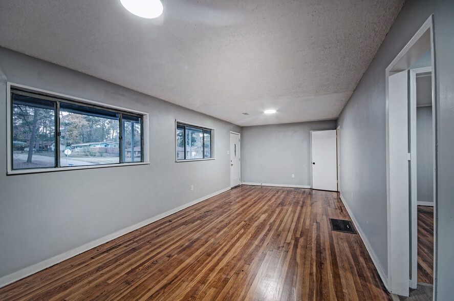 Building Photo - 4240 Azalea Dr