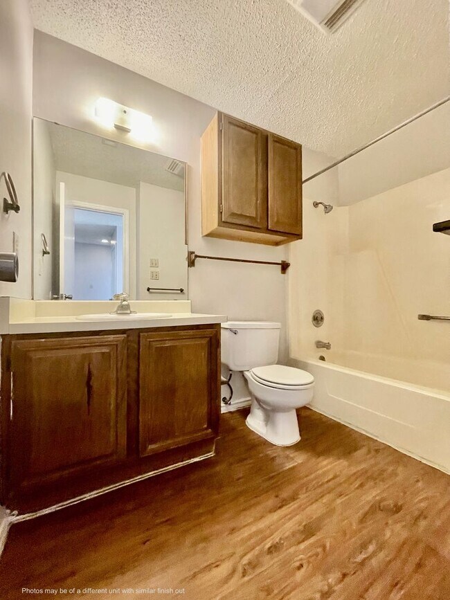 Building Photo - 3 Bedroom/2 Bath Apartment - New Paint & W...
