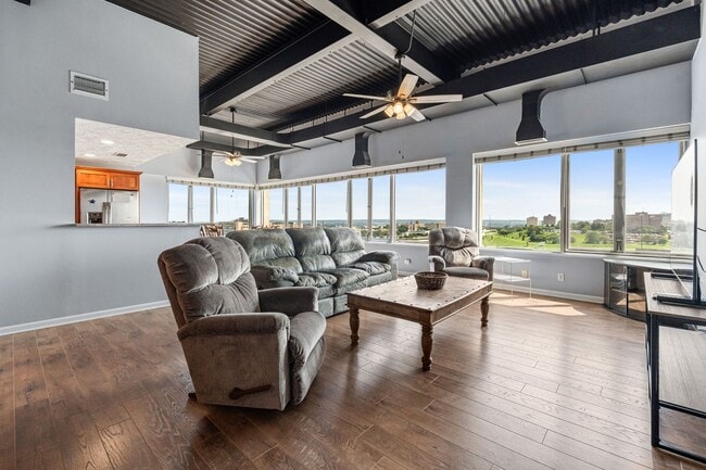 Building Photo - Breathtaking downtown East-facing, penthouse condo - FURNISHED!