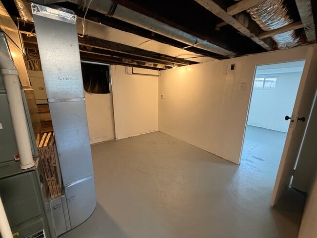 Building Photo - 607 Tabak Ave