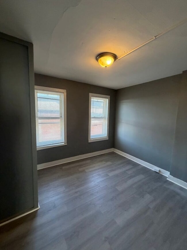 Building Photo - 4 Bedroom House