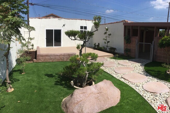 Building Photo - 2107 W 84th Pl