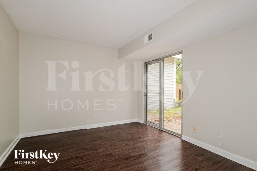 Building Photo - 455 Down Hill Dr