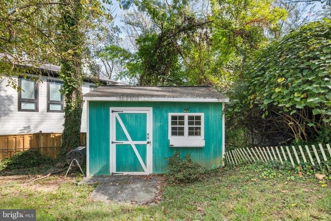 Building Photo - 6381 Lakewood Dr
