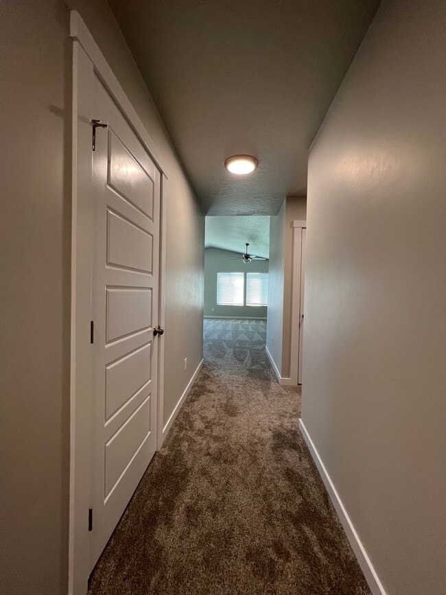 Building Photo - Newer 3 bed 2 bath with a home office just...