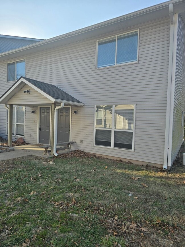 Building Photo - Newly Renovated 2 Bedroom 1.5 Bathroom Townhouse in Osage Beach!