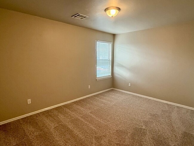 Building Photo - Spacious 4 Bed 2.5 Bath Home! New Flooring and Paint!