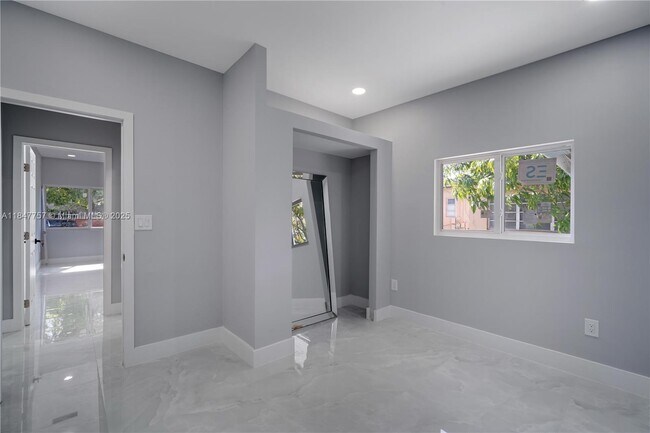 Building Photo - 1114 SW 13th Ct