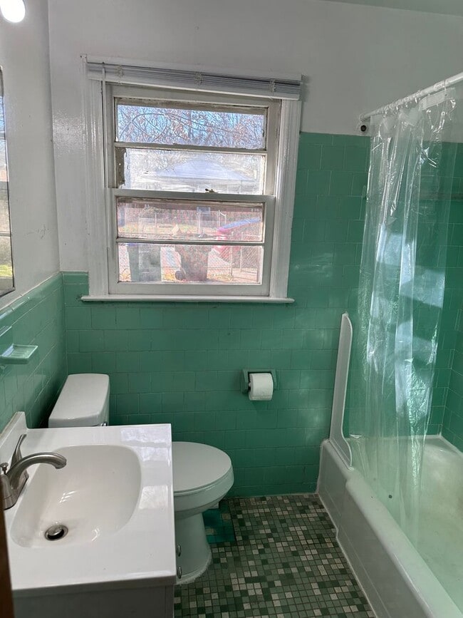 Building Photo - 3 bedroom house in Fulton Hill! Laundry, Central HVAC All electric, big fenced yard, hardwoods