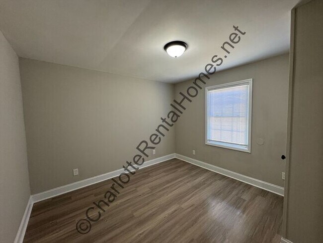 Building Photo - Updated 4 bedroom 2 bathroom home with back deck & large storage shed in Gastonia!