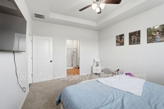 Building Photo - 715 Hollis Ave