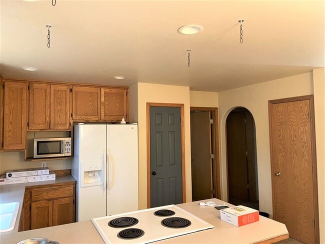 Building Photo - Spacious Four Bedroom in Great Location!