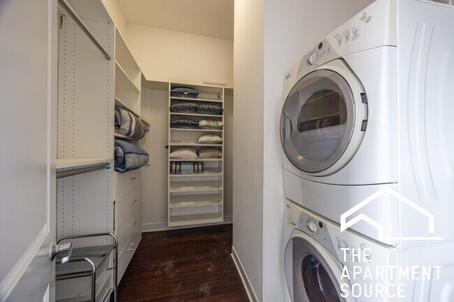 Building Photo - 1002 W Lake St