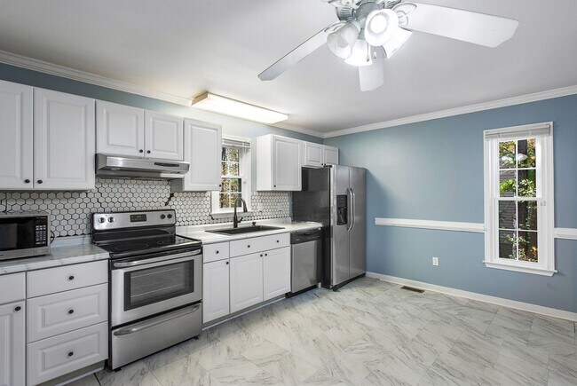 Building Photo - Stunning 3 Bedroom Home AVAILABLE NOW!