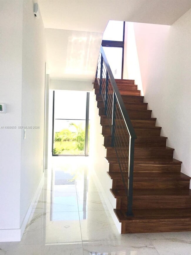 Building Photo - 16580 Sunset Way