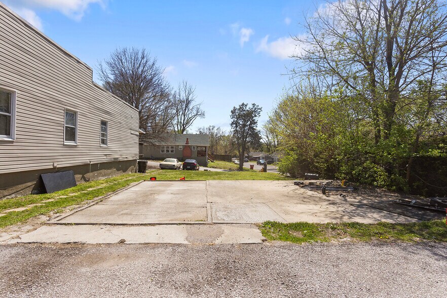 Building Photo - 9711 E 18th St S