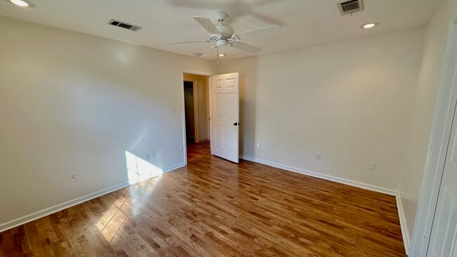 Building Photo - 413 Trist Pl