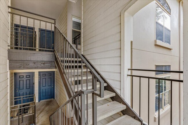 Building Photo - $1,500/mo – 2BR/1BA Condo in Northwest Austin with Stone Fireplace & Balcony