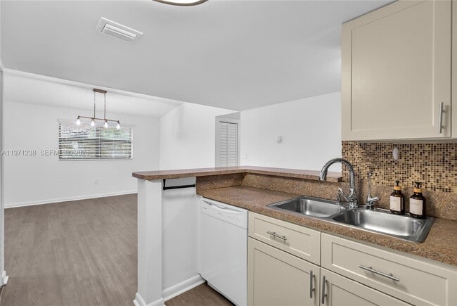 Building Photo - 9785 Nob Hill Ct