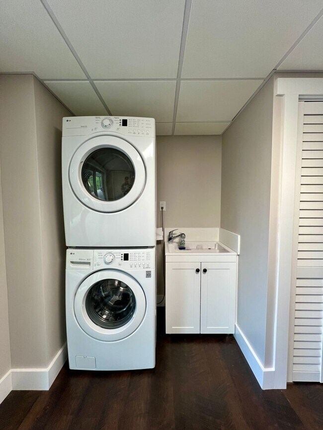 Building Photo - Beautifully Updated Home!  Fenced Yard!