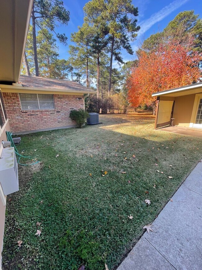 Building Photo - Gorgeous 3 Bedroom Home with Sunroom and Bonus Room!