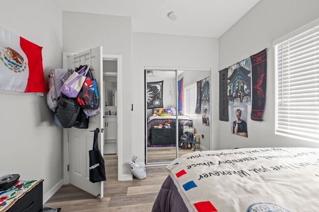 Building Photo - Spacious turfed yard!