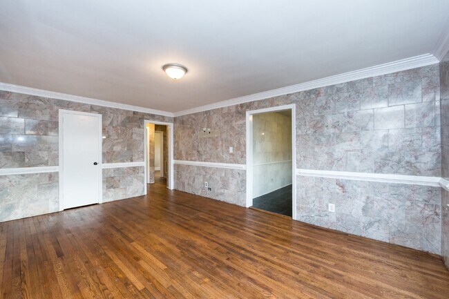 Building Photo - "Charming 3-Bedroom Retreat with Gleaming Hardwood Floors in Westerly Hills!"
