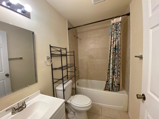 Building Photo - 910 SE 12th Terrace