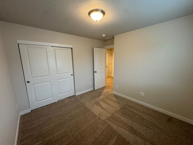 Building Photo - Spacious 3 Bedroom – Move-In Ready Brand n...