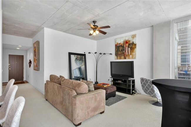 Building Photo - 777 N Ashley Dr