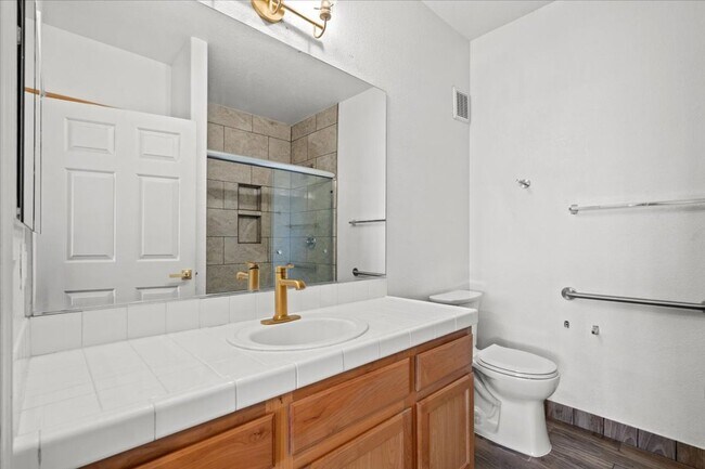 Building Photo - Charming 2-Bedroom First Floor Featuring Open Layout, Fireplace, Patio & Community Pool