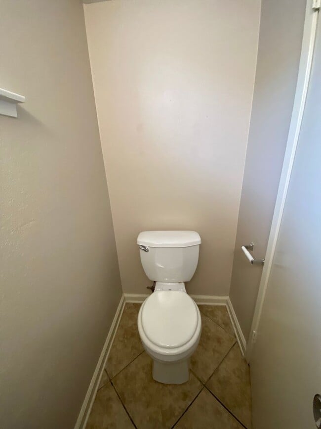 Building Photo - North Visalia Townhome Available Now