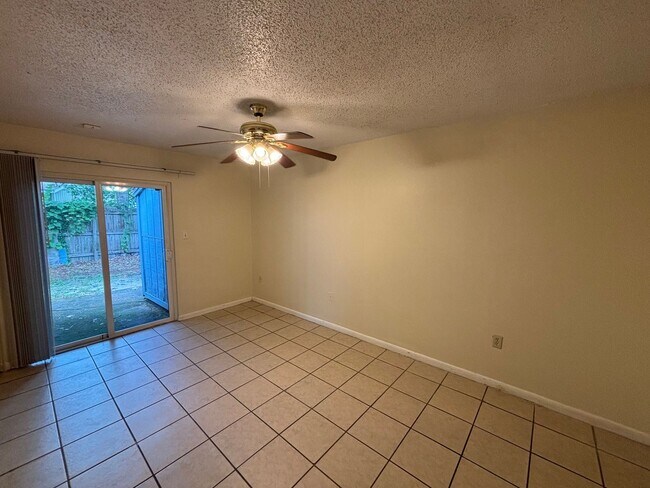 Building Photo - 904 SW 62nd Terrace