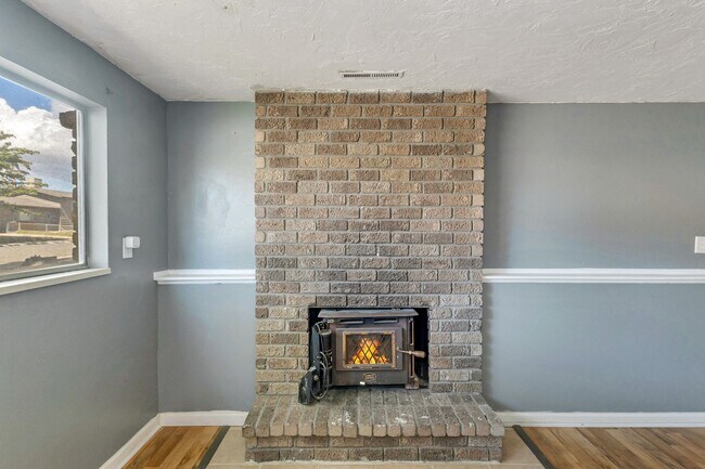 Building Photo - Spacious 5 Bed, 3 Bath with Sunroom
