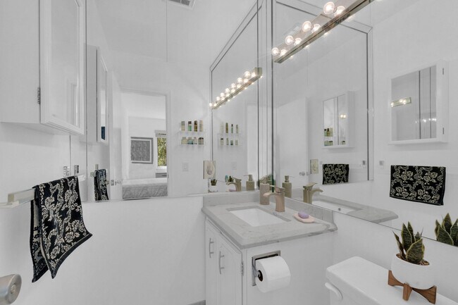 Building Photo - 406 S Cypress Rd