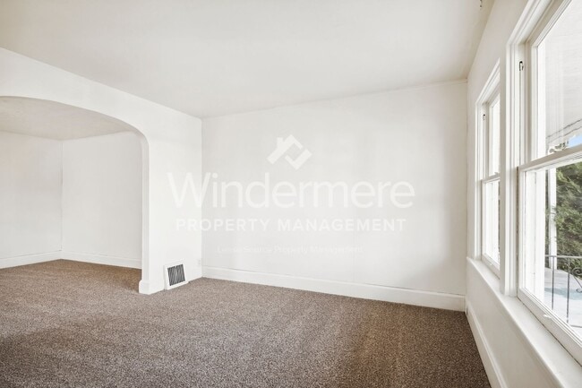 Building Photo - 731 W Knox Ave